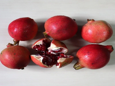 Fresh Pomegranate for juice beverage and fruit processing